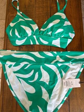 Green & White Abstract Print Bikini Set top size large and panty size XL
